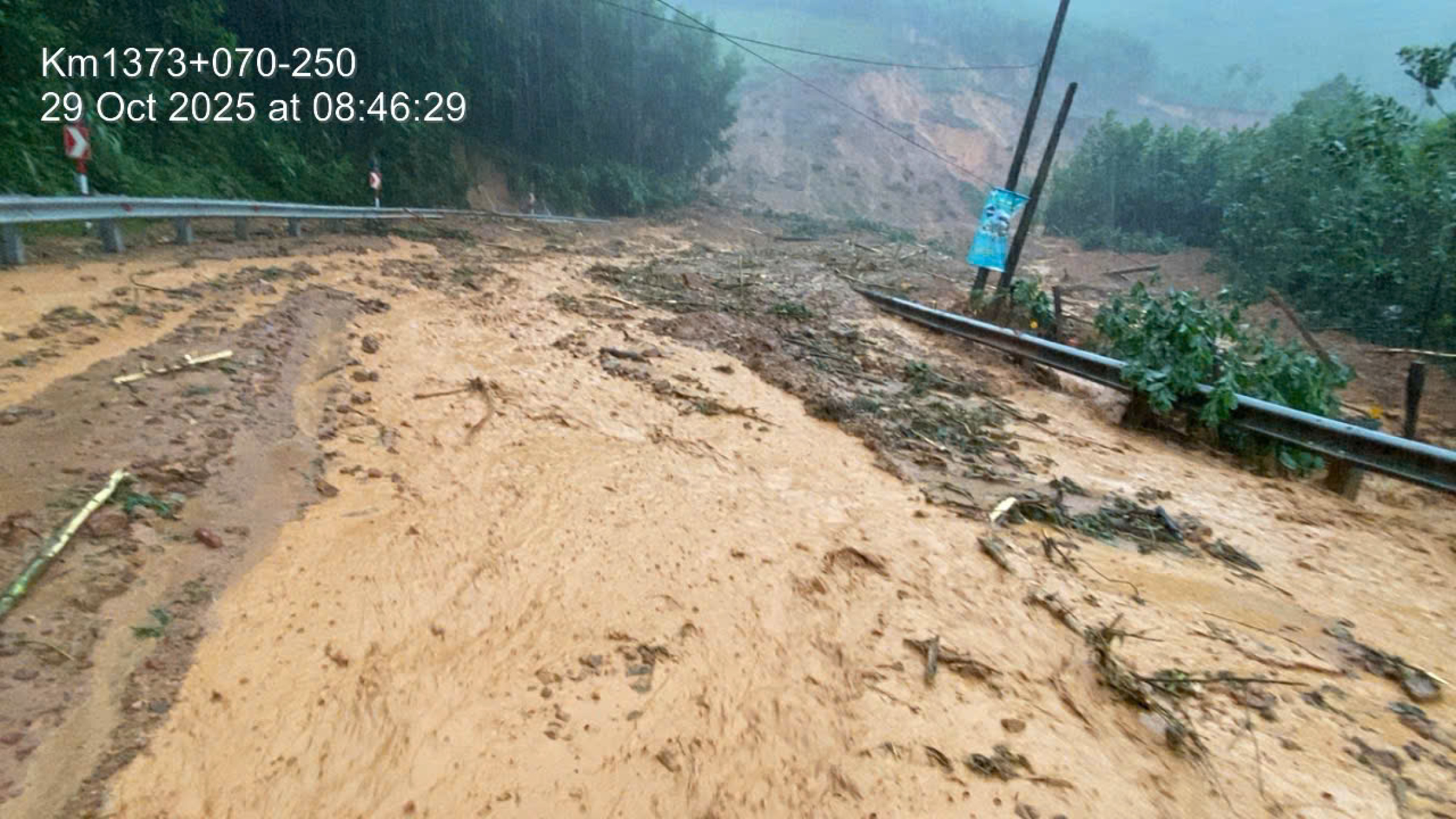 胡志明道路多处滑坡,部分点第三次滑坡,交通完全中断